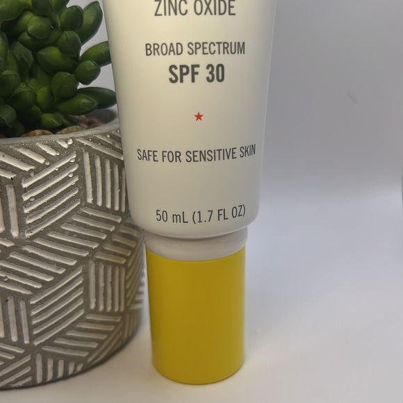 First Aid Beauty MINERAL SUNSCREEN ZINC OXIDE BROAD SPECTRUM SPF 30 - Picture 4 of 6